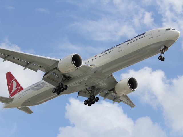 Boeing 777-200 (TC-JJO) - Turkish B777-300ER on finals to LHR.