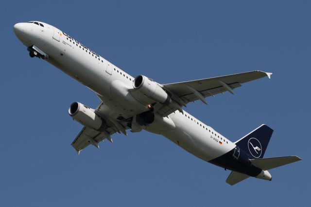 Airbus A321 (D-AISQ) - DLH943 departing to Frankfurt in the new scheme