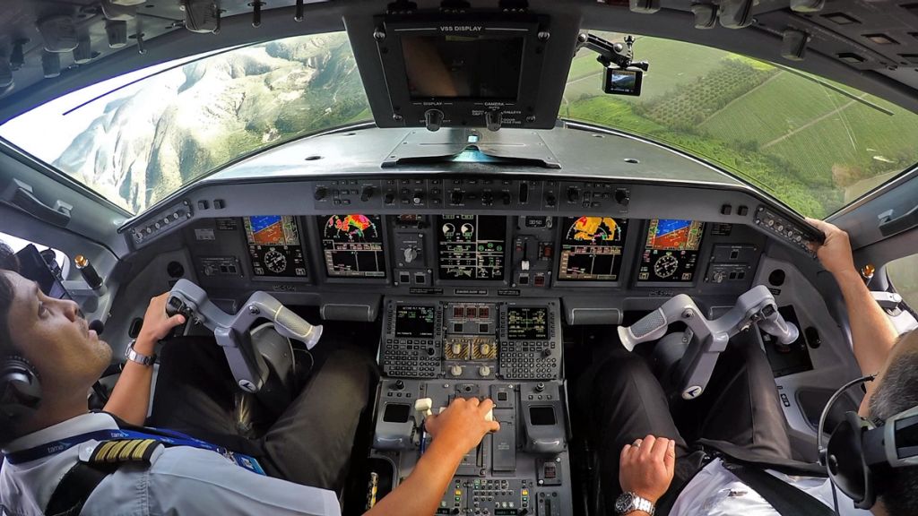 Embraer ERJ-190 (HC-CGG) - Tame E-190 turning on final at Loja, a "Captains only" rather difficult airport located in a valley surrounded by high mountains where only visual approaches are possible! (from our upcoming TAME ECUADOR film)