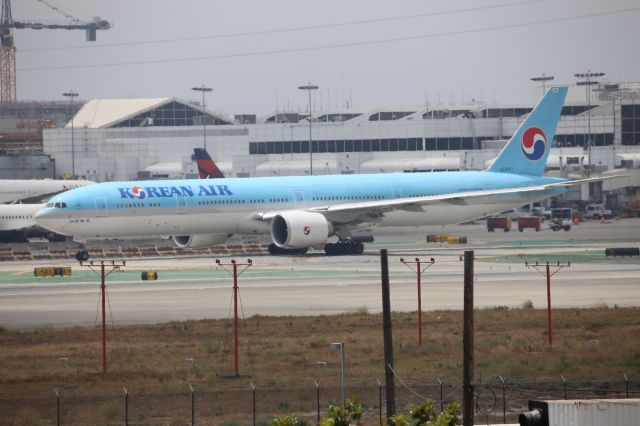 BOEING 777-300ER (HL8007)