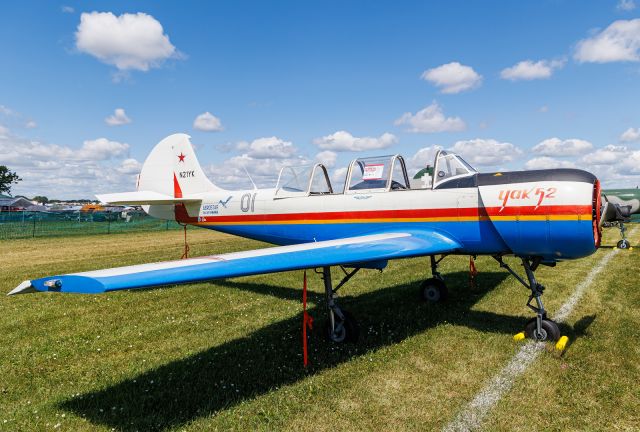 YAKOVLEV Yak-52 (N21YK)