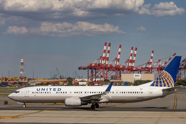 Boeing 737-700 (N68802) - B737-924ER(N68802) Taxiing