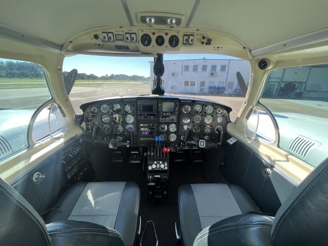 Piper Navajo (OE-FLK) - Cockpit