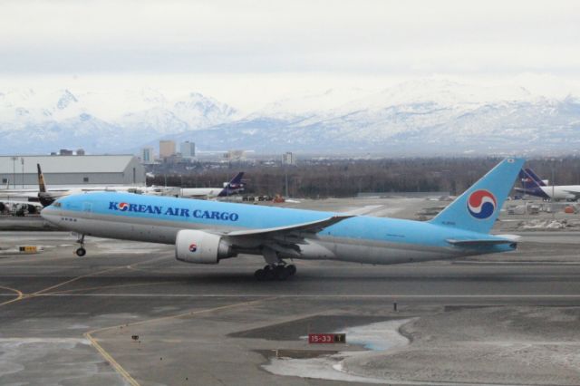 Boeing 777-200 — - Liftoff Runway 33