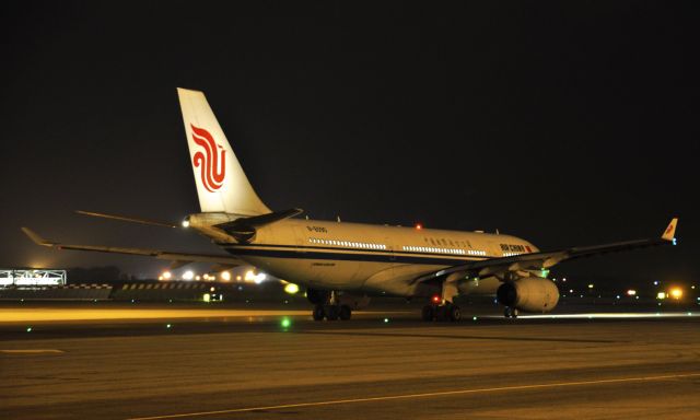 Airbus A330-200 (B-6090) - Air China Airbus A330-243 B-6090 leaving Rome