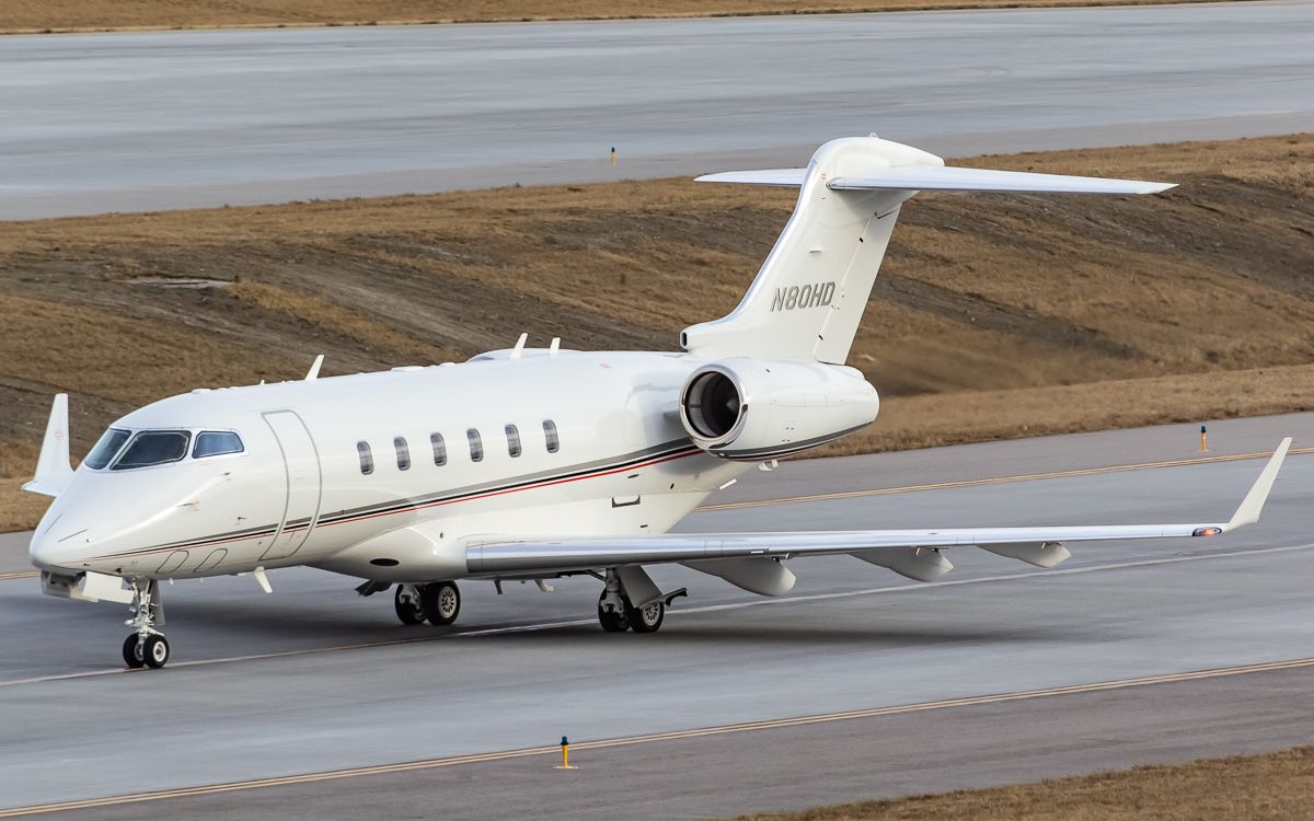 Bombardier Challenger 300 (N80HD)