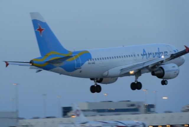 Airbus A319 (P4-AAE)