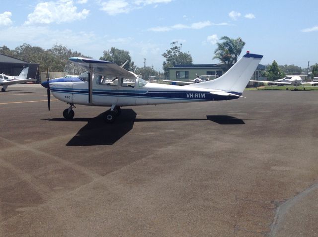 Cessna Skylane (VH-RIM) - Skydiving step on the other side and the door opens upwards