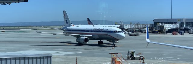 Airbus A320 (N475UA)