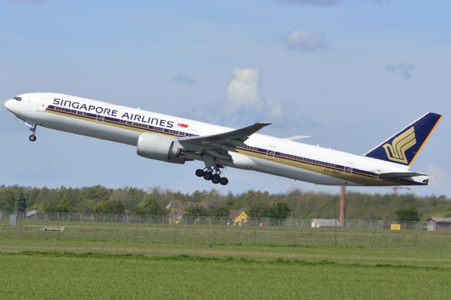 BOEING 777-300ER (9V-SNC) - St. Magleby RWY22R