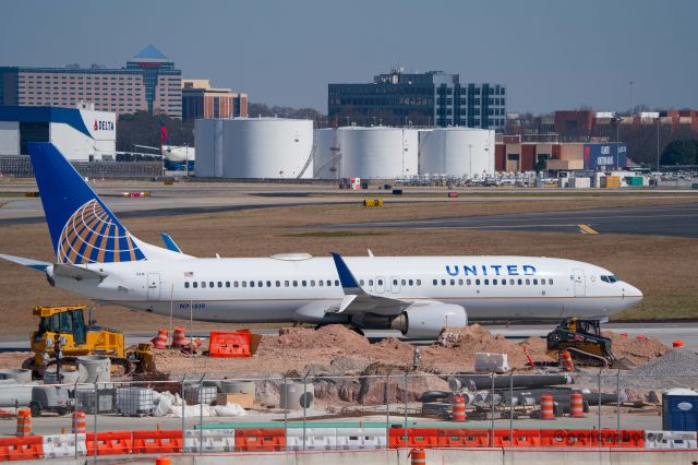 Boeing 737-700 (N76519) - There is a 180 degree portion of a lowered taxiway.  This United flight just popped up from it, passing ongoing construction.  Filmed from the north garage.   