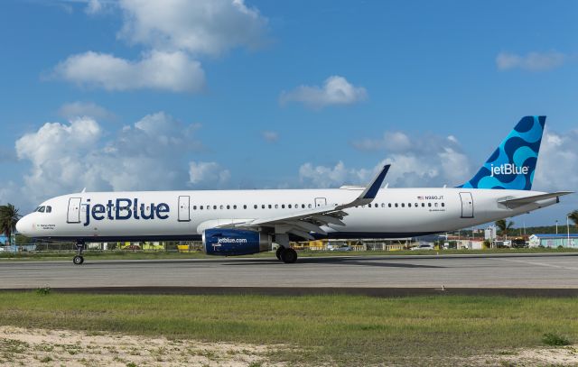 Airbus A321 (N980JT)