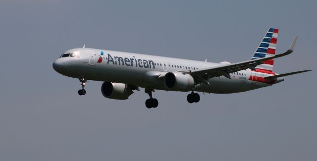 Airbus A321neo (N418AN) - On final is this 2020 American Airlines Airbus A321-253NX in the Summer of 2021.