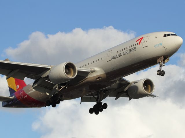 Boeing 777-200 (HL7500) - Asiana B777-200ER approaching LHR, with the sun making a rare appearance.