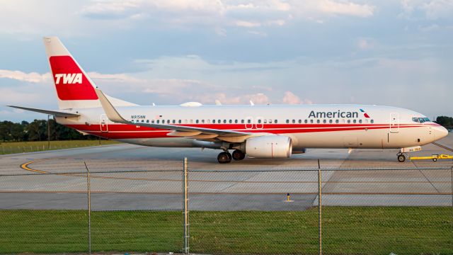 Boeing 737-800 (N915NN)