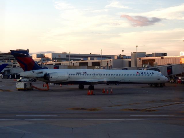 McDonnell Douglas MD-90 (N965DN)