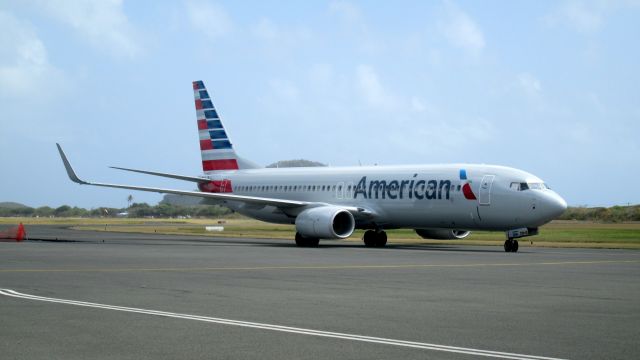Boeing 737-800 (N968NN)