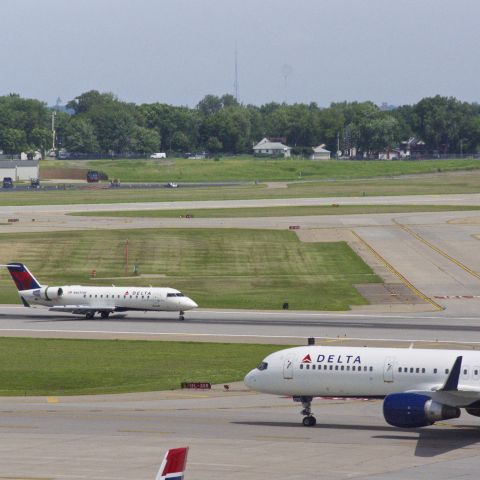 Boeing 757-200 (N6725C) - CRJ-200 Landing 12L with B752 taxiing.