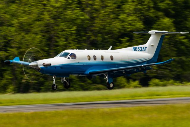 Pilatus PC-12 (N653AF) - Pilatus PC-12 N652AF landing at Wings Field (KLOM)