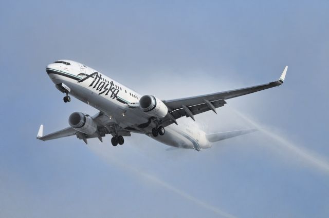 Boeing 737-800 (N528AS) - An Alaska Airlines Boeing 737 series jet on final approach to the Los Angeles International Airport, LAX, Westchester, Los Angeles, California