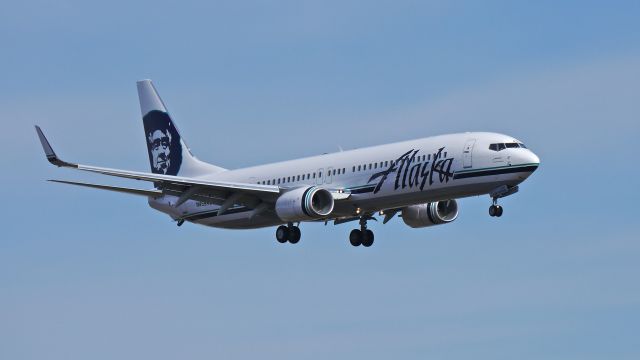 Boeing 737-900 (N459AS) - BOE716 from KBFI on final to Rwy 16R during a flight test on 3/13/14. (LN:4832 cn 36352).