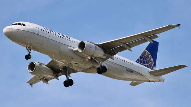 Airbus A320 (N459UA) - A United Airlines Airbus A320-232 on short final @ KIND. br /br /9/20/23