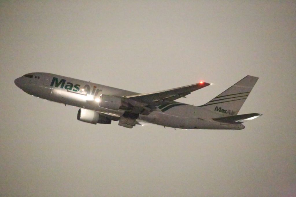 BOEING 767-200 (N773AX)