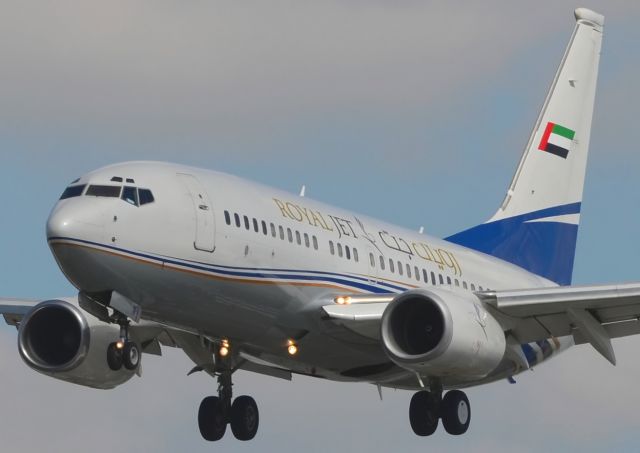 Boeing 737-700 (A6-DFR) - 05/04/2014 Royal Jetbr /Landing 27 OMAA