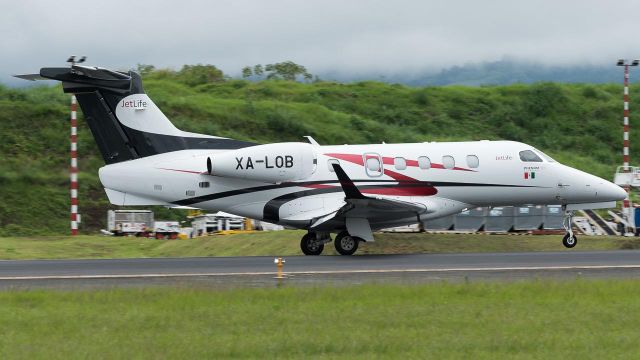 Embraer Phenom 300 (XA-LOB) - Aterrizando en el aeropuerto de San Jose