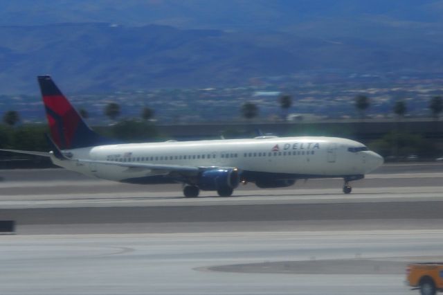 Boeing 737-700 —