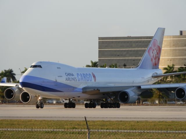 Boeing 747-400 (B-18716)