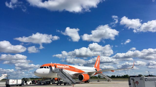 Airbus A320 (G-EZRB)