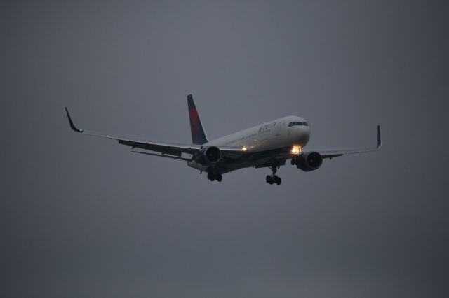 BOEING 767-300 (N171DZ)