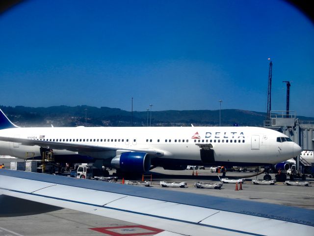 BOEING 767-300 (N144DA)