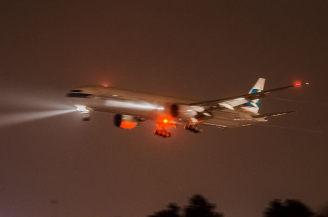 BOEING 777-300ER (B-KQA) - Cathay Pacific 77W B-KQA landing Toronto at night