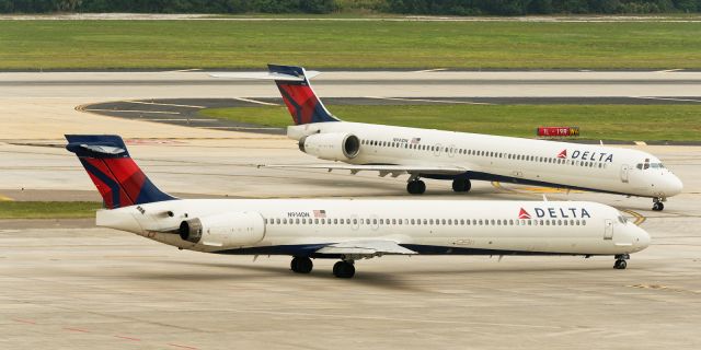 McDonnell Douglas MD-90 (N914DN) - Twins with N-numbers transposed at birth.