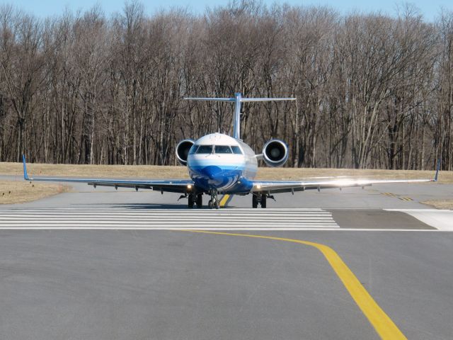 Canadair Regional Jet CRJ-200 (N593ML) - Lining up runway 34.