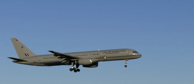 Boeing 757-200 (7271) - Landing approach from the east to Royal New Zealand Air Force Base Auckland.