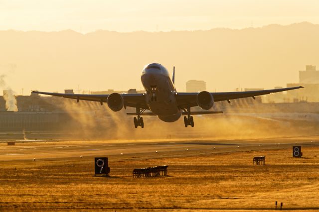 Boeing 777-200 (JA742A)