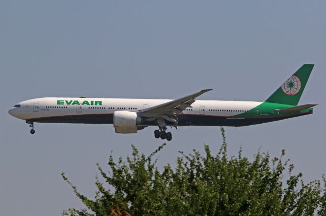 Boeing 777-200 (B-16733)