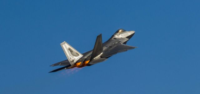 Lockheed F-22 Raptor —