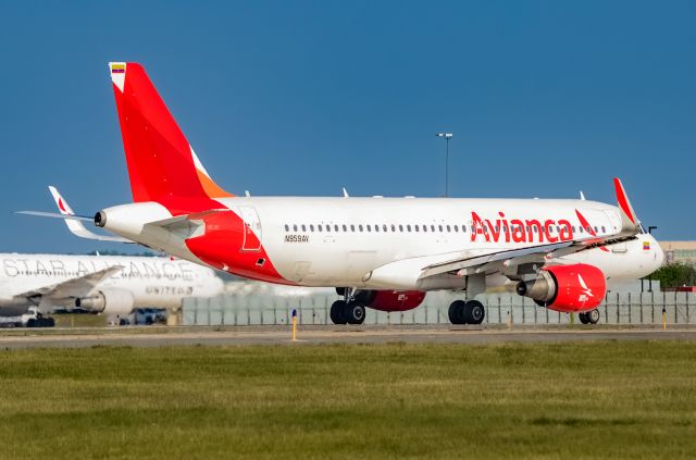 Airbus A320 (N959AV)