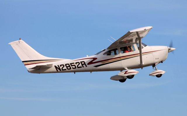 Cessna Skylane (N2852R) - 52R climbing out as the passenger sends a wave towards me!