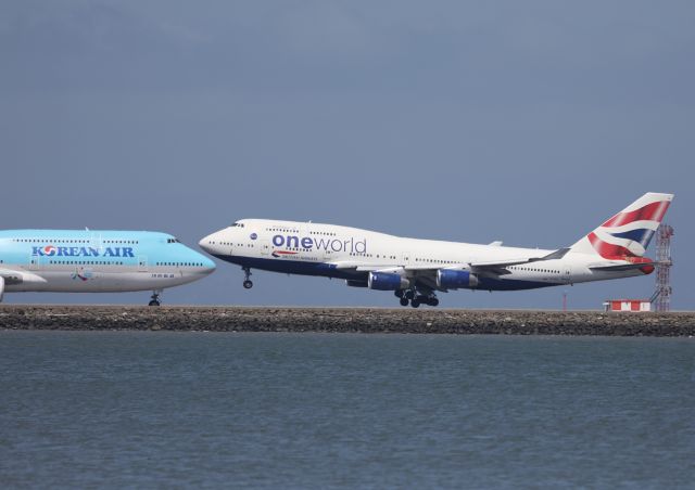 Boeing 747-400 (G-CIVI) - B748 vs B744