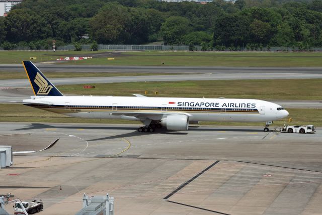 BOEING 777-300ER (9V-SNB)