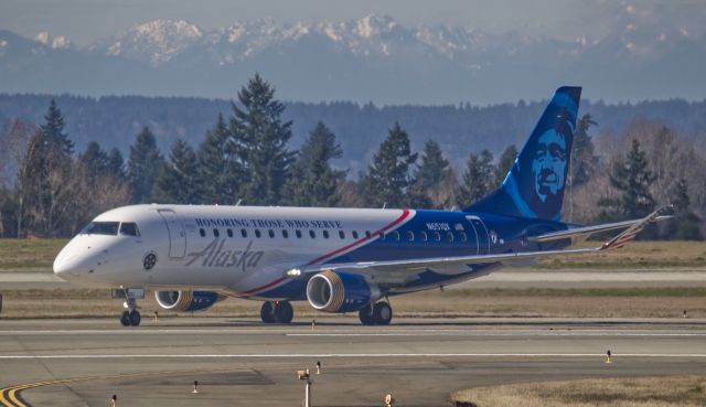 EMBRAER 175 (long wing) (N651QX)