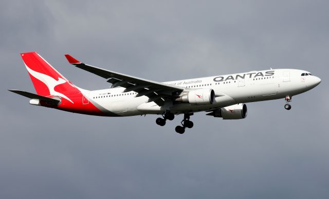 Airbus A330-200 (VH-EBO) - Short Final to Rwy 25