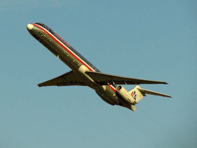 McDonnell Douglas MD-82 (N599AA)