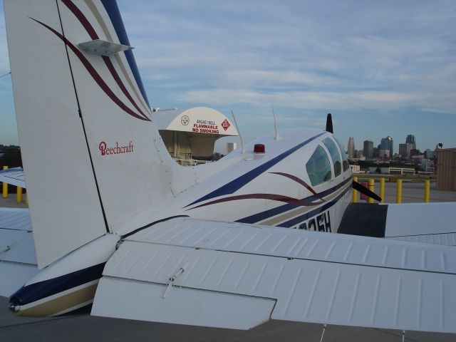 Beechcraft Bonanza (33) (N7935H)