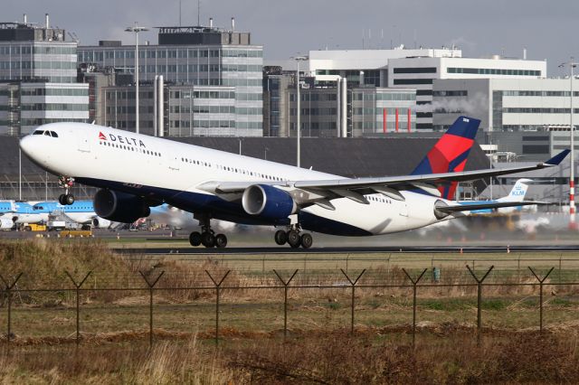 Airbus A330-300 (N819NW)